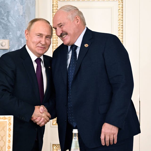 Kremlchef Wladimir Putin (l.) zusammen mit dem belarussischen Diktator Alexandr Lukaschenko. Der Belarusse hat mit dem Einsatz russischer Atomwaffen gedroht, sollte Belarus angegriffen werden. (Archivbild)