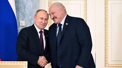 Kremlchef Wladimir Putin (l.) zusammen mit dem belarussischen Diktator Alexandr Lukaschenko. Der Belarusse hat mit dem Einsatz russischer Atomwaffen gedroht, sollte Belarus angegriffen werden. (Archivbild)