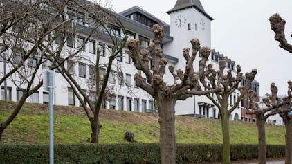 Das Foto zeigt das Bezirksrathaus in Köln-Porz.
