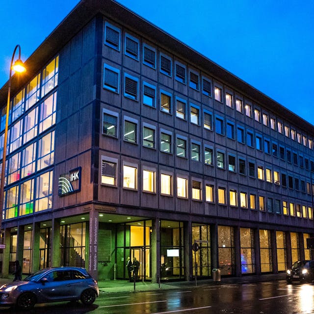 Das Gebäude der Industrie- und Handelskammer IHK zu Köln in der Dämmerung