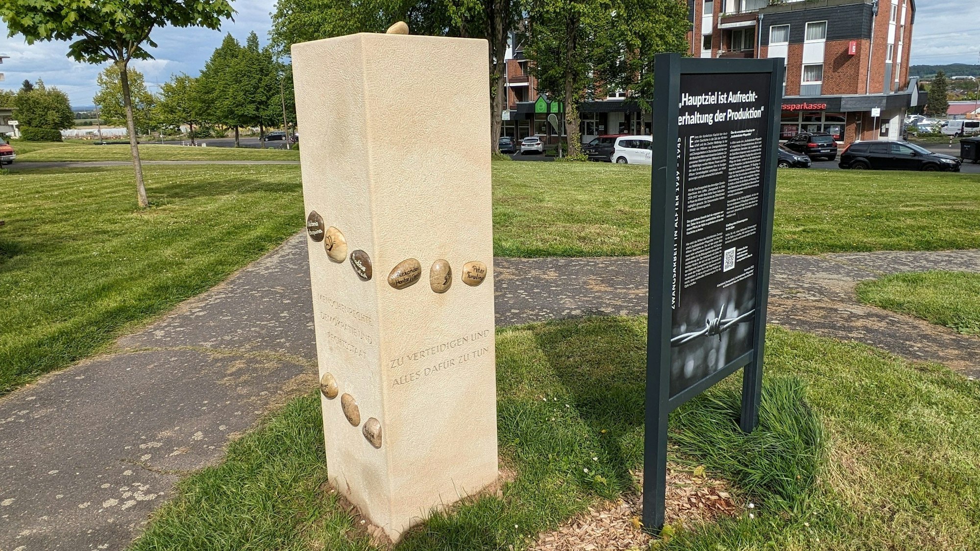 Die Gedenkstätte für die Opfer der sogenannten "Ausländerkinder-Pflegestätte" in Alfter wurde offiziell vor dem Rathaus enthüllt. Foto: Frank Engel-Strebel