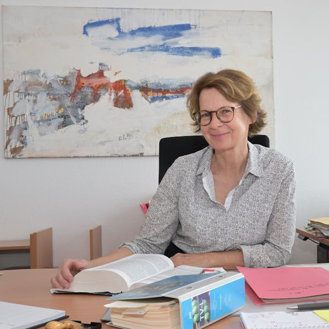 Amtsgerichts-Direktorin Johanna Saul-Krickeberg an ihrem Schreibtisch.