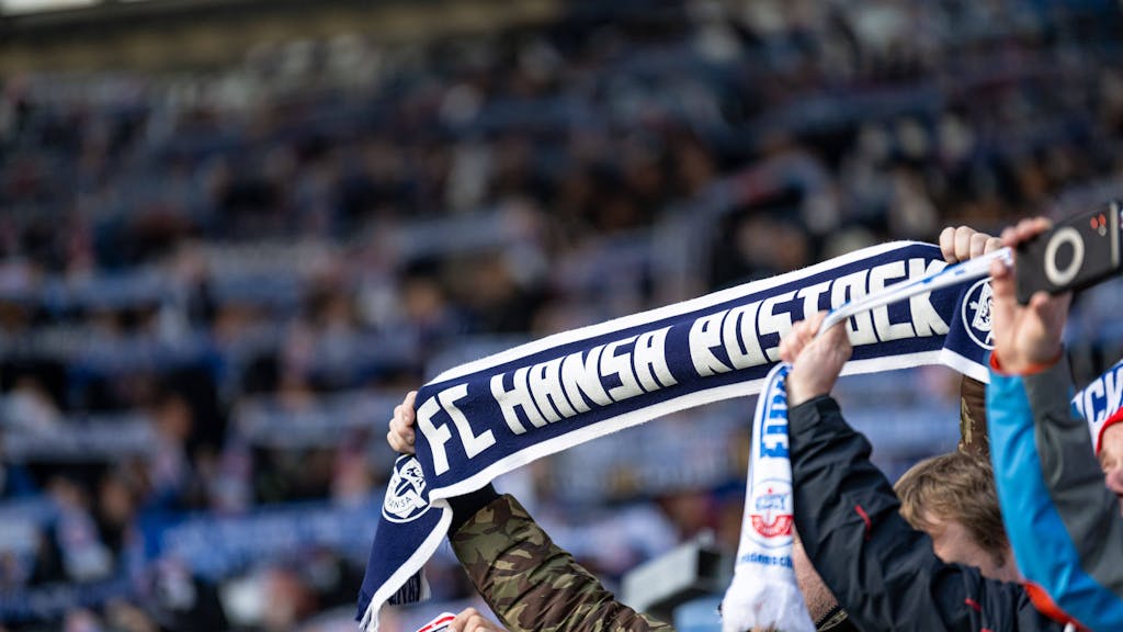 Ein Hansa-Fan mit Rostock-Fanschal.