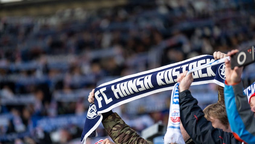 Ein Hansa-Fan mit Rostock-Fanschal.