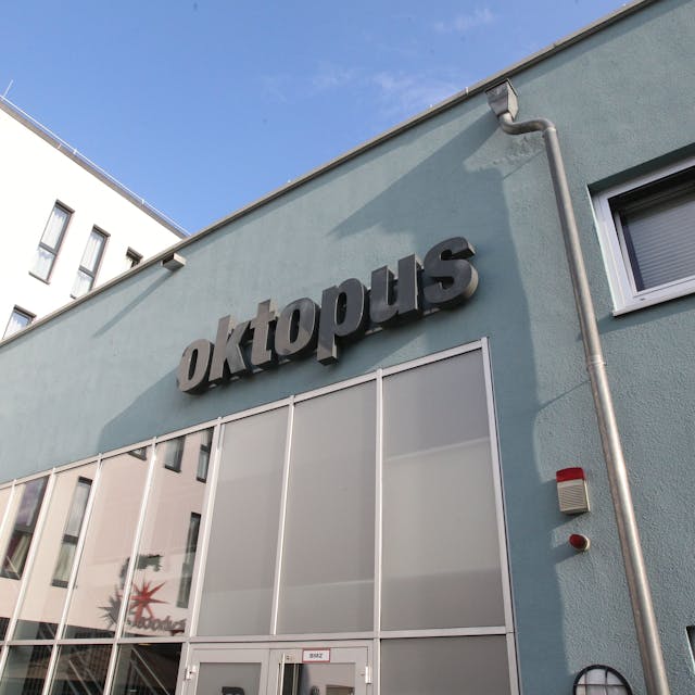 Das Schwimmbad Oktopus in Siegburg: Eine blaue Hausfassade mit Fensterfront und Logo.