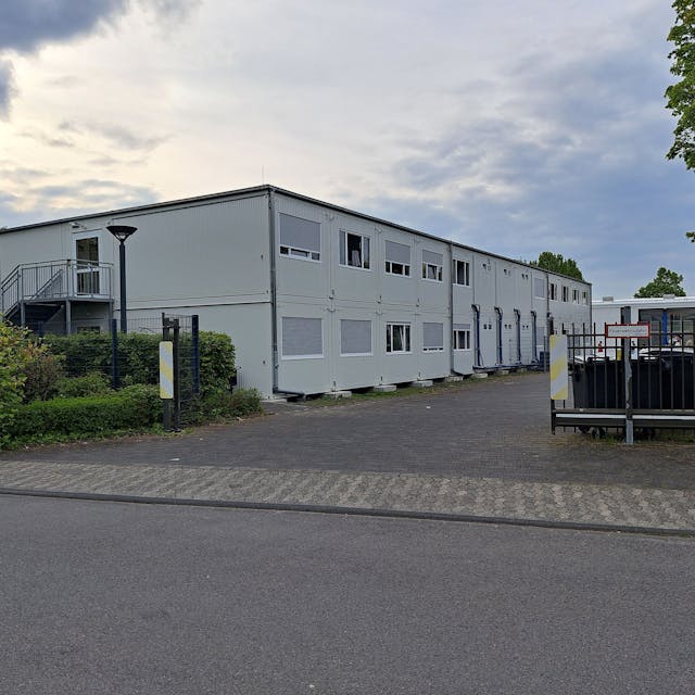 Auf dem Gelände des ehemaligen Mobau-Baumarktes in Niederkassel-Ranzel steht eine zweigeschossige Containeranlage zur Unterbringung von Geflüchteten.