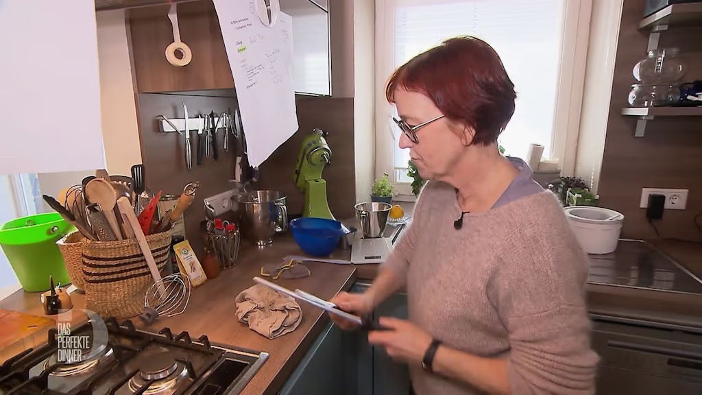 Das Foto stammt aus der Vox-Show „Das perfekte Dinner“ und zeigt Kandidatin Andrea aus Nordfriesland bei der Zubereitung ihres Menüs.