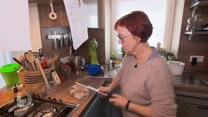 Das Foto stammt aus der Vox-Show „Das perfekte Dinner“ und zeigt Kandidatin Andrea aus Nordfriesland bei der Zubereitung ihres Menüs.