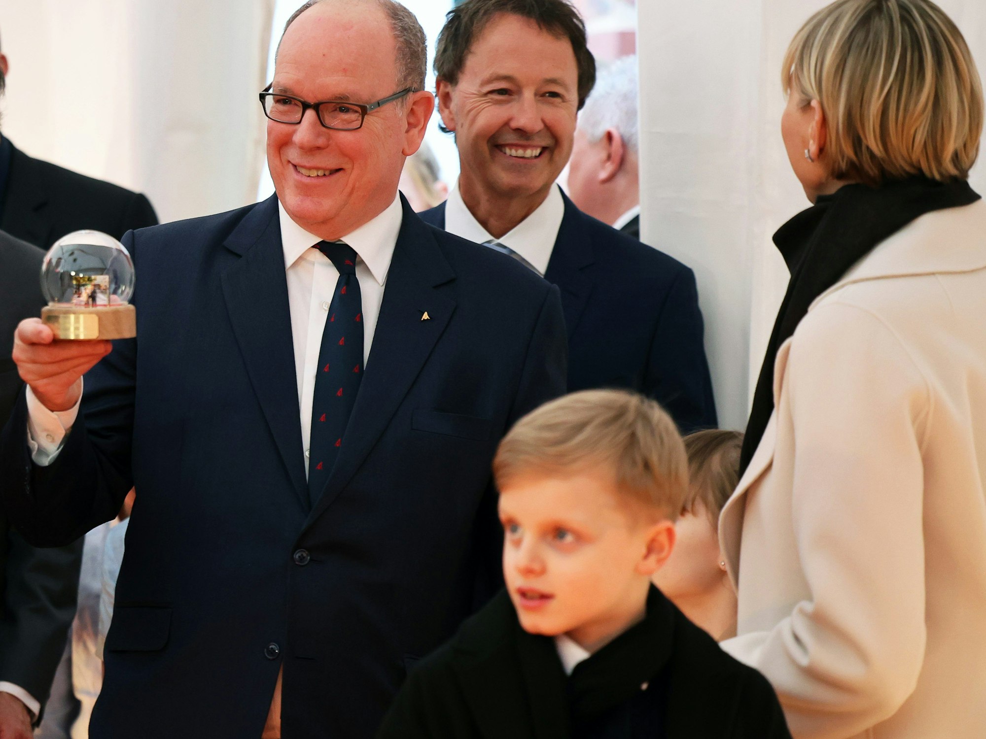 Fürst Albert II. von Monaco (l) Fürstin Charlene Lynette Grimaldi (r) kommen zusammen mit ihrem Sohn Erbprinz Jacques (9, vorne) auf den Roten Teppich beim Empfang nach der Eröffnung der neuen Monaco-Welt im Miniatur Wunderland.