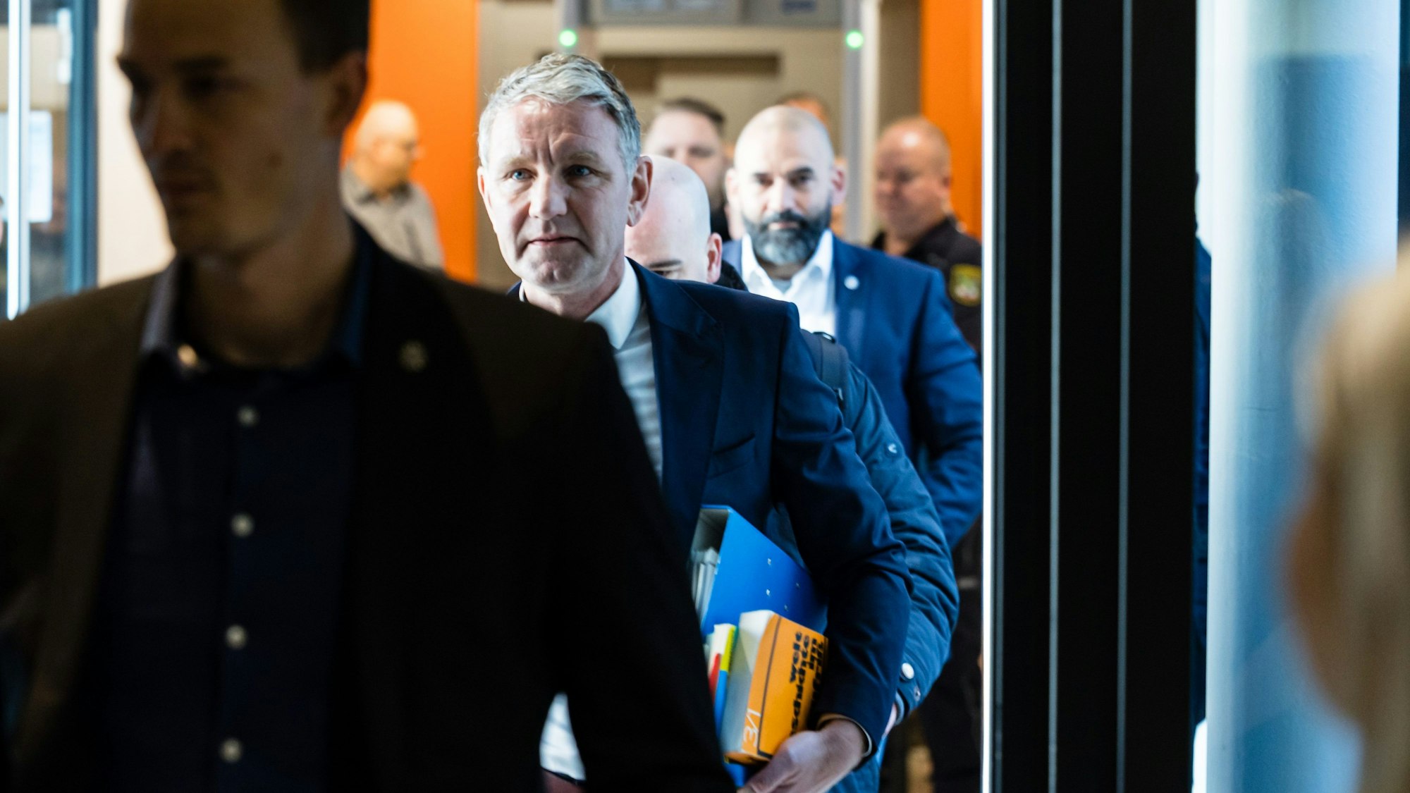 Der Thüringer AfD-Chef Björn Höcke steht derzeit auch vor Gericht. Ein „Spiegel“-Bericht wirft dem Rechtsextremisten schwere Einflussnahme aus Russland vor.