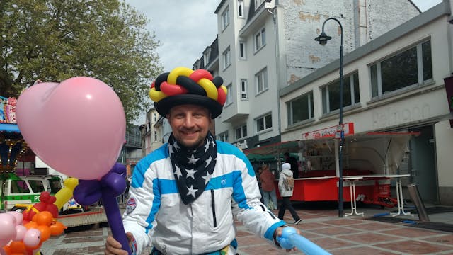 Ballonkünstler Gustav Pavlou freut sich auf kleine Kunden