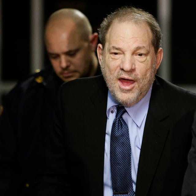 Harvey Weinstein, Filmproduzent aus den USA, antwortet auf Fragen von Journalisten beim Verlassen eines Gerichtssaals nach einer Verhandlung in seinem Prozess wegen Vergewaltigung und sexueller Nötigung.