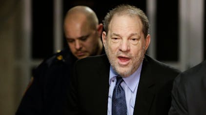 Harvey Weinstein, Filmproduzent aus den USA, antwortet auf Fragen von Journalisten beim Verlassen eines Gerichtssaals nach einer Verhandlung in seinem Prozess wegen Vergewaltigung und sexueller Nötigung.