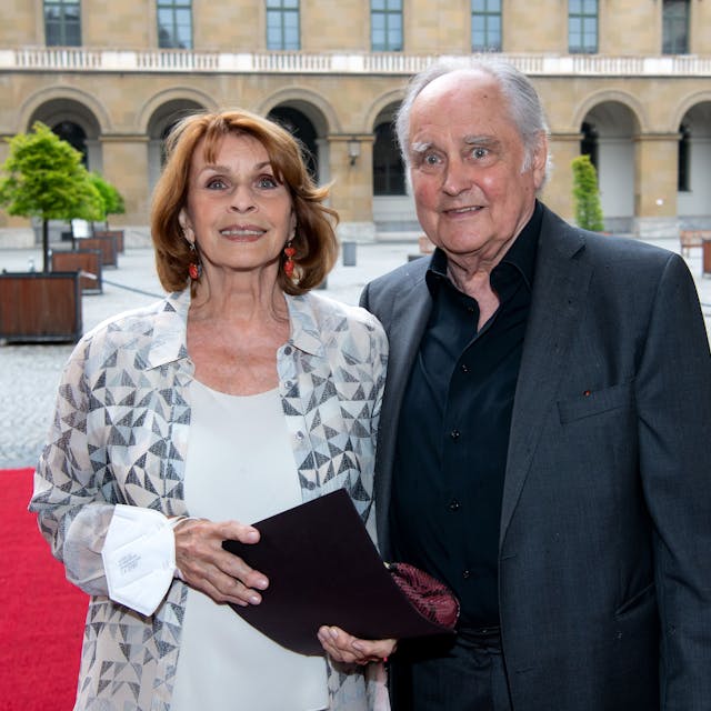 Senta Berger mit ihrem Ehemann Michael Verhoeven auf dem Roten Teppich.