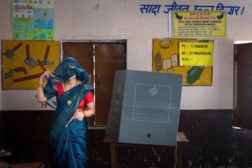 26.04.2024, Indien, Meerut: Eine Frau verlässt nach der Stimmabgabe eine Wahlkabine während des zweiten Wahlgangs der sechswöchigen nationalen Wahlen.