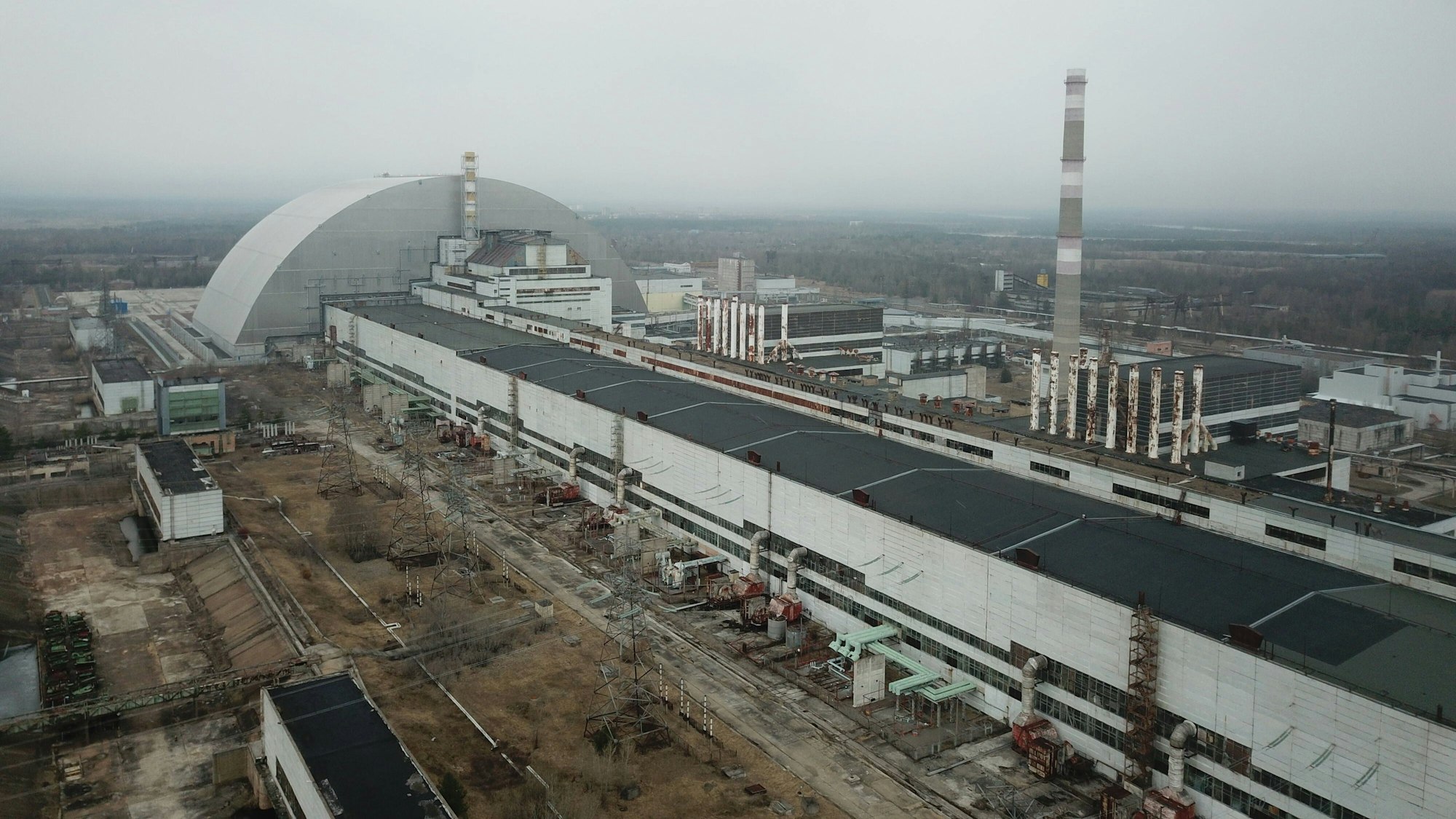Das Kernkraftwerk in Tschernobyl. Im Hintergrund ist die Schutzhülle um den havarierten Reaktorblock 4 zu sehen. (Archivbild)
