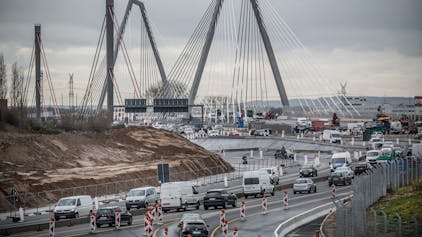 Die alte und die erste neue Leverkusener Brücke. Foto: Ralf Krieger