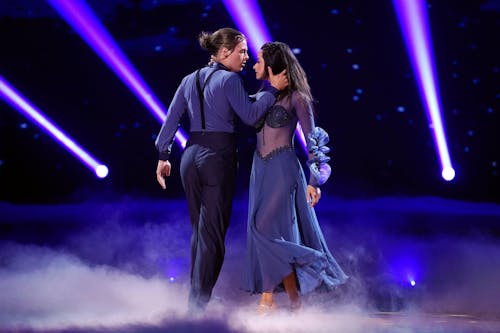 Gabriel Kelly und Malika Dzumaev tanzen Wiener Walzer.
