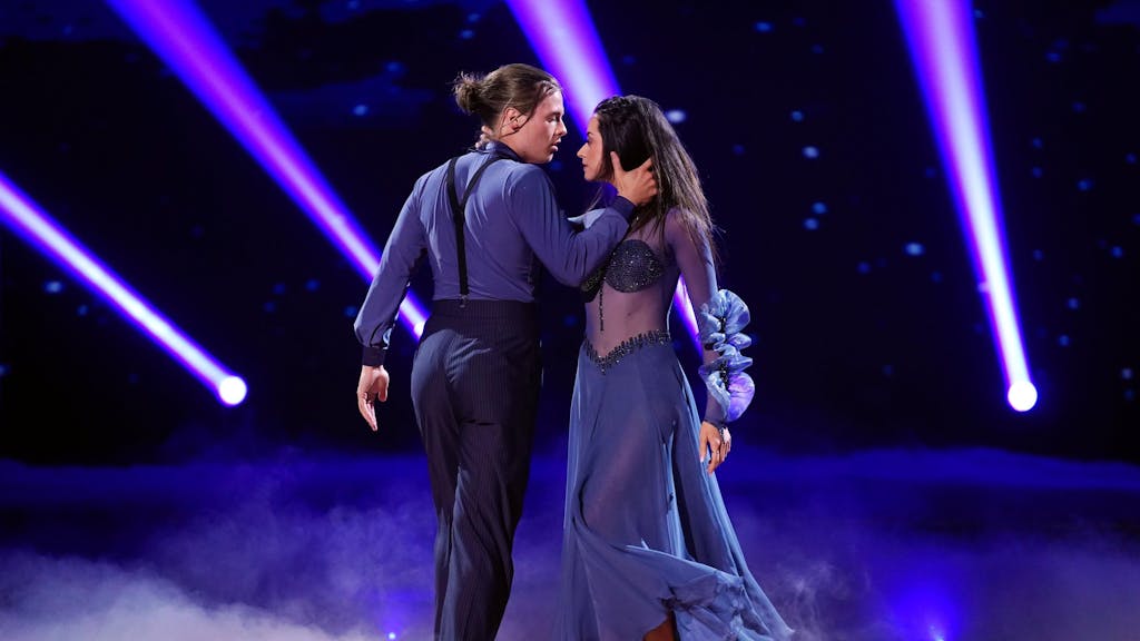 Gabriel Kelly tanzt mit Malika Dzumaev in Show 8 von „Let's Dance“.