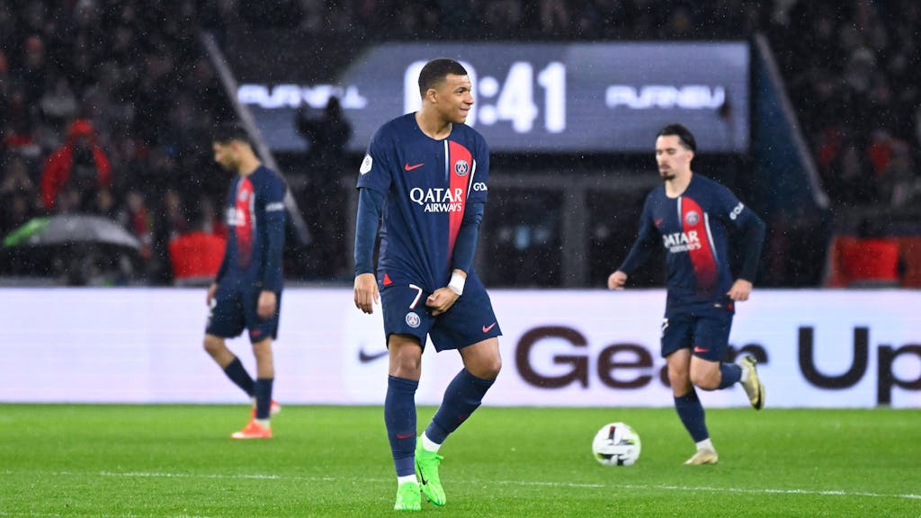 Kylian Mbappé von Paris enttäuscht nach einem Gegentor gegen Le Havre. Im Hintergrund seine Teamkollegen Vitinha und Achraf Hakimi.