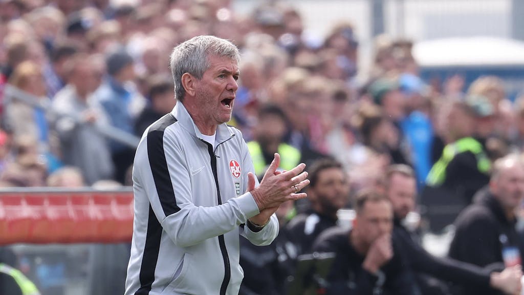 Kaiserslauterns Trainer Friedhelm Funkel klatscht am Spielfeldrand in die Hände.