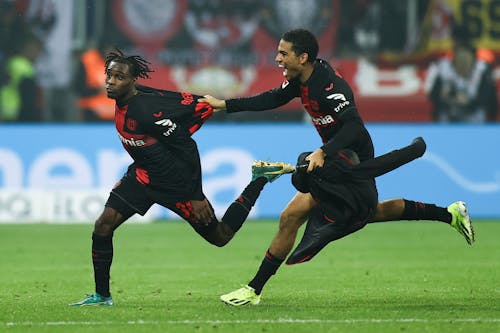 Leverkusens Jeremie Frimpong (l) jubelt mit Amine Adli über das 3:0.