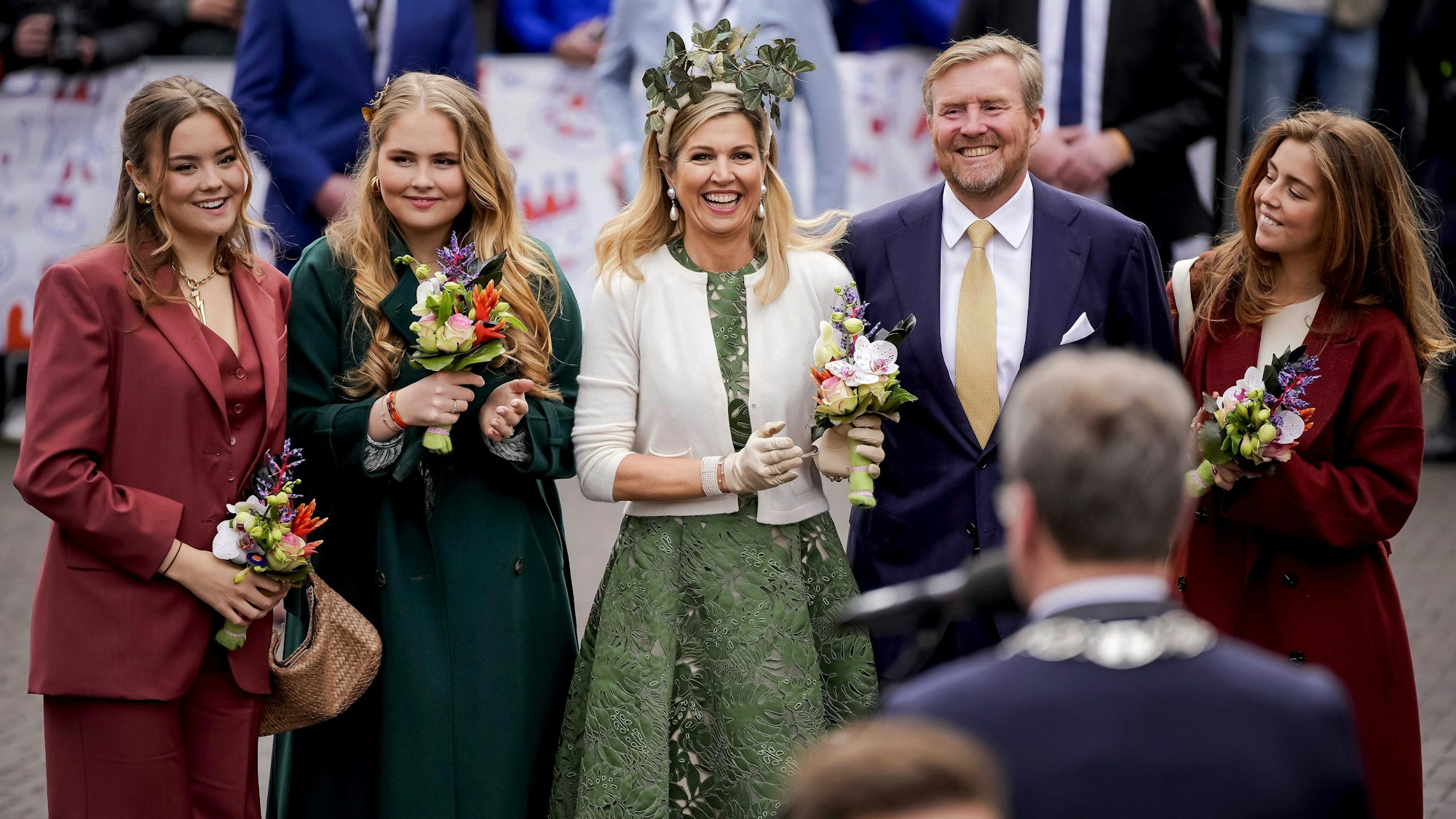 Prinzessin Ariane (l-r), Prinzessin Amalia, Königin Maxima, König Willem-Alexander und Prinzessin Alexia stehen während des Königstages zusammen.