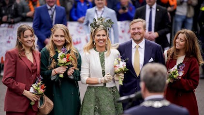 Prinzessin Ariane (l-r), Prinzessin Amalia, Königin Maxima, König Willem-Alexander und Prinzessin Alexia von den Niederlanden stehen zusammen während des Königstags.