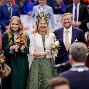 Prinzessin Ariane (l-r), Prinzessin Amalia, Königin Maxima, König Willem-Alexander und Prinzessin Alexia von den Niederlanden stehen während des Koningsdags zusammen.