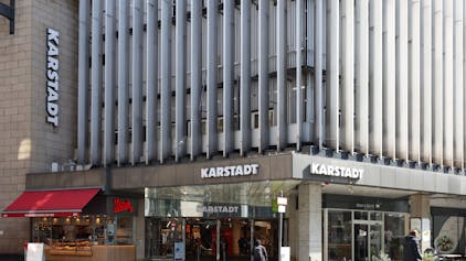 Das Warenhaus Galeria an der Kölner Breite Straße (früher Karstadt). Der Konzern Galeria Karstadt Kaufhof ist seit Jahren wirtschaftlich in Schwierigkeiten. Laut einem Medienbericht soll auch die Kölner Filiale nun geschlossen werden.

