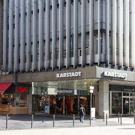 Das Warenhaus Galeria an der Kölner Breite Straße (früher Karstadt). Der Konzern Galeria Karstadt Kaufhof ist seit Jahren wirtschaftlich in Schwierigkeiten. Laut einem Medienbericht soll auch die Kölner Filiale nun geschlossen werden.

