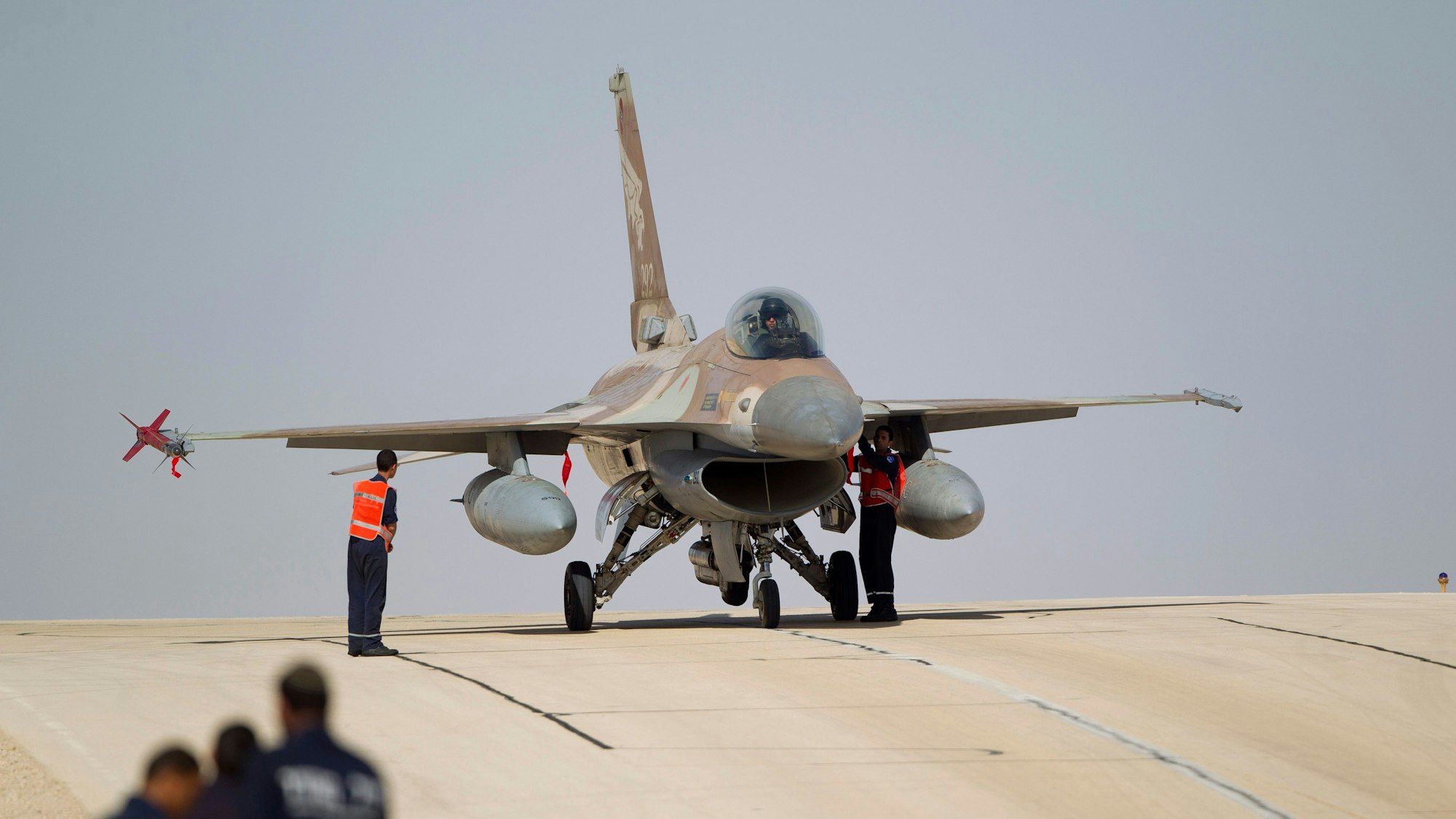 ARCHIV - 25.11.2013, Israel, Ovda: Mechaniker stehen auf einem Militärflughafen bei Eilat in Israel an einem F-16 Kampfjet der israelischen Luftwaffe