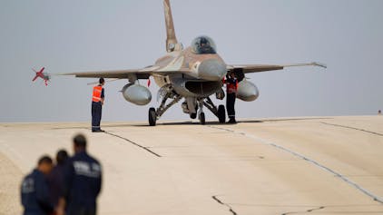ARCHIV - 25.11.2013, Israel, Ovda: Mechaniker stehen auf einem Militärflughafen bei Eilat in Israel an einem F-16 Kampfjet der israelischen Luftwaffe