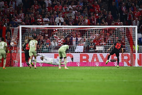 Leverkusens Exequiel Palacios (r) schießt das Tor zum 2:2.&nbsp;