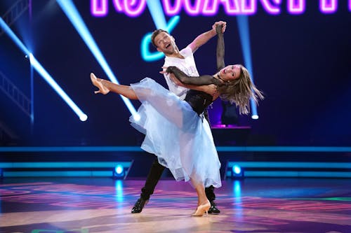 Jana Wosnitza und Vadim Garbuzov tanzen Quickstep.
