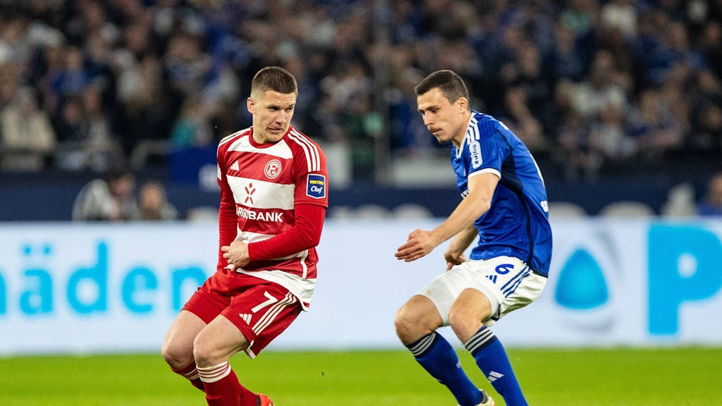 Christos Tzolis von Fortuna Düsseldorf und Ron Schallenberg von Schalke 04 im Duell.