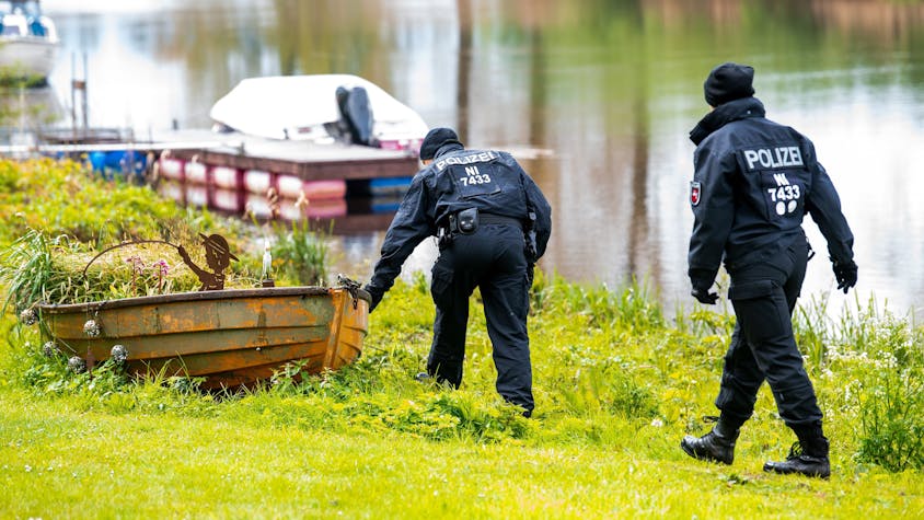 Polizisten gehen auf der Suche nach Arian am Ufer der Oste entlang. Der Sechsjährige aus Elm im Landkreis Rotenburg (Wümme) bleibt auch am fünften Tag in Folge vermisst.