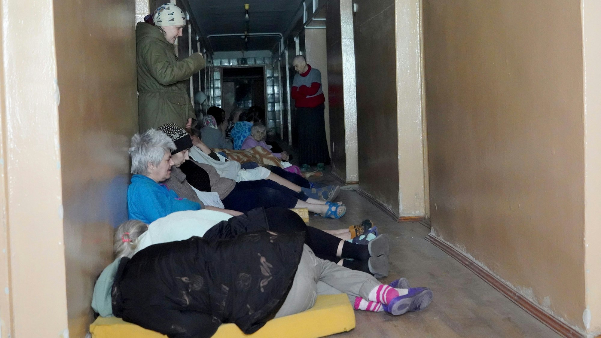 27.04.2024, Ukraine, Charkiw: Patienten suchen Schutz nach einem russischen Angriff auf eine psychiatrische Klinik ·3 . Foto: Andrii Marienko/AP/dpa +++ dpa-Bildfunk +++