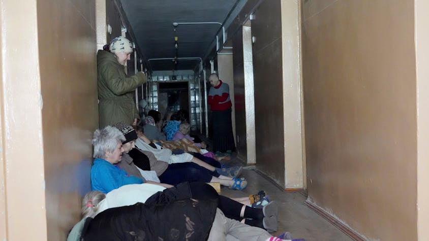 27.04.2024, Ukraine, Charkiw: Patienten suchen Schutz nach einem russischen Angriff auf eine psychiatrische Klinik ·3 . Foto: Andrii Marienko/AP/dpa +++ dpa-Bildfunk +++