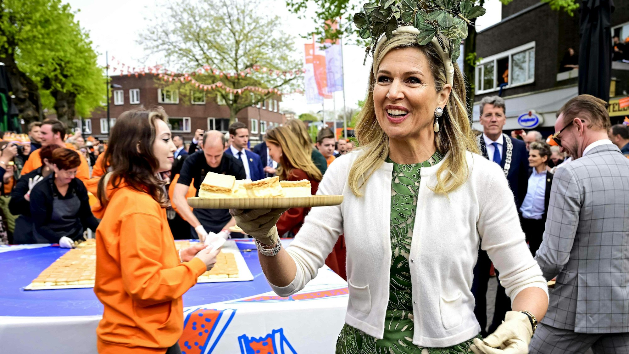 Königin Maxima verteilt Tompouce-Gebäck an die Teilnehmer der Feierlichkeiten zum Königstag in Emmen.
