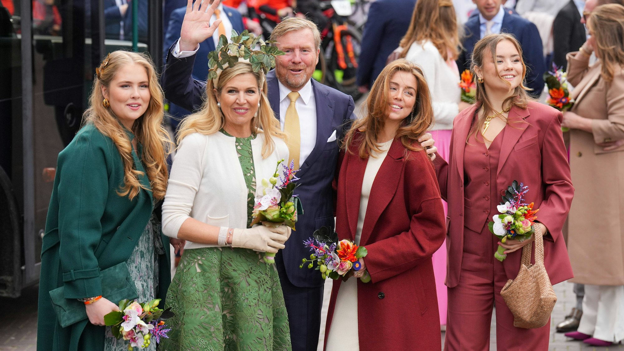 Prinzessin Amalia (l-r), Königin Maxima, König Willem-Alexander, Prinzessin Alexia und Prinzessin Ariane stehen während des Königstages zusammen.