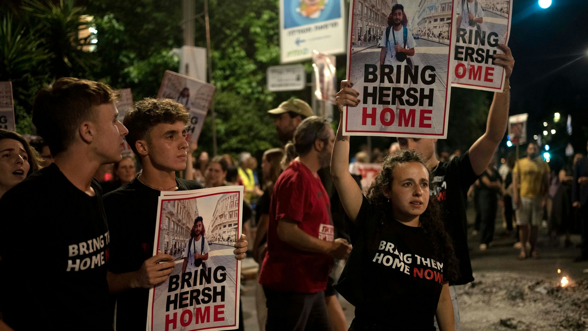 Freunde und Unterstützer einer israelisch-amerikanischen Geisel protestieren vor der Residenz des israelischen Ministerpräsident Netanjahu, um eine Vereinbarung über die sofortige Freilassung aller Geiseln zu fordern. Die islamistische Hamas hat erneut ein Video einer aus Israel entführten Geisel veröffentlicht. (Archiv)