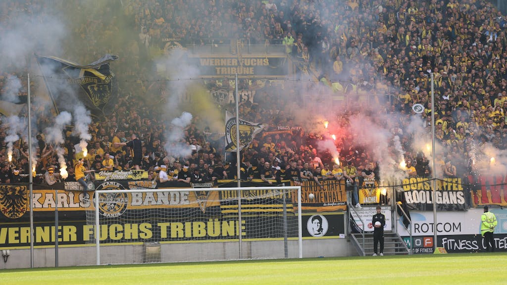 Die Fans von Alemannia Aachen zünden im Heimspiel gegen Bocholt Pyrotechnik.