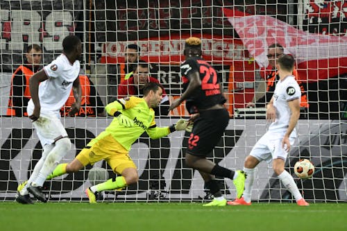 Leverkusens Victor Boniface (M, r) erzielt das Tor zum 2.0.&nbsp;