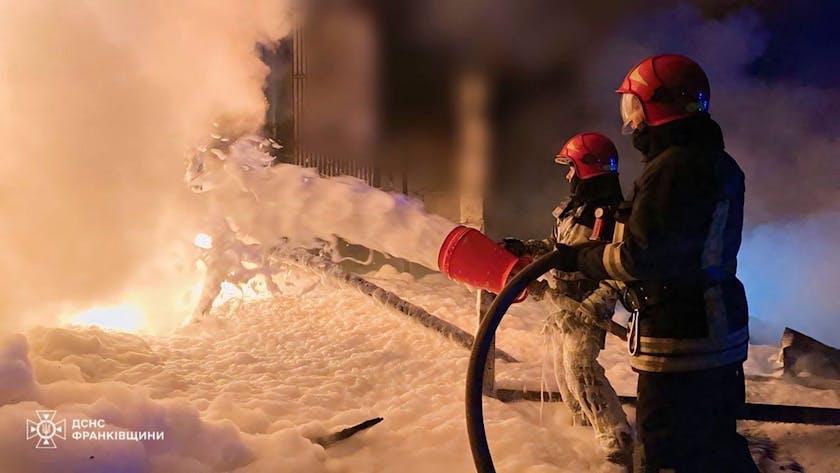 Auf diesem vom ukrainischen Katastrophenschutz zur Verfügung gestellten Foto löschen Einsatzkräfte  einen Brand in der Region Iwano-Frankiwsk, Ukraine.