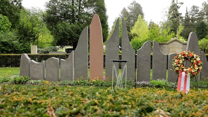 Einweihung des Corona Denkmals auf dem Kölner Westfriedhof. Das Denkmal wurde von Schülern des Berufkollegs Ulrepforte gestaltet und angefertigt.