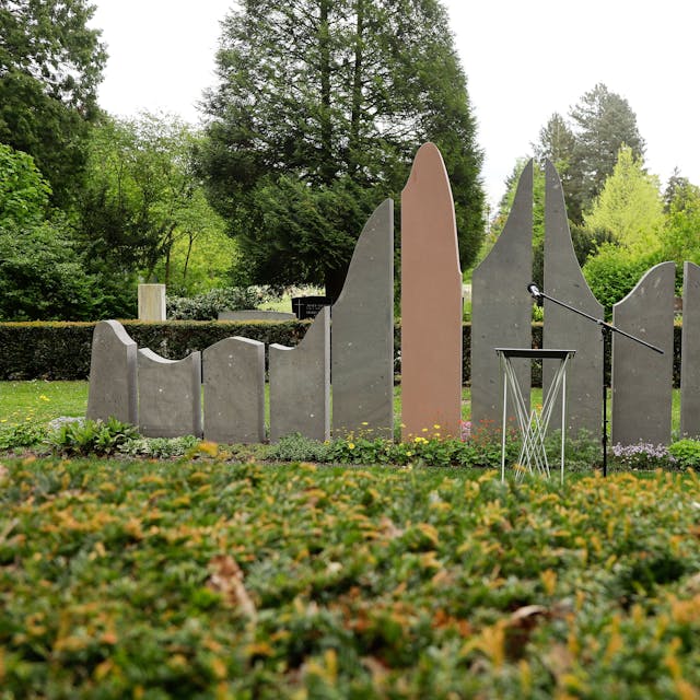 Einweihung des Corona Denkmals auf dem Kölner Westfriedhof. Das Denkmal wurde von Schülern des Berufkollegs Ulrepforte gestaltet und angefertigt.