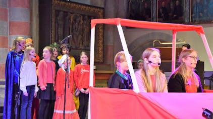Das Bild zeigt eine Bühnensituation des Kindermusicals in der Abtei Brauweiler