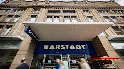 Menschen laufen an der geschlossenen Filiale von Galeria Karstadt Kaufhof an der Breite Straße vorbei.