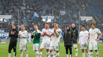Borussia-Spieler vor der Gästekurve beim Hoffenheim-Spiel.